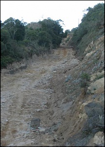 Terreno ngreme, cheio de pedras e fendas... caminho da minha Sportage.