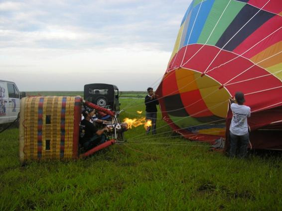 Balonismo - Enchendo o balo.