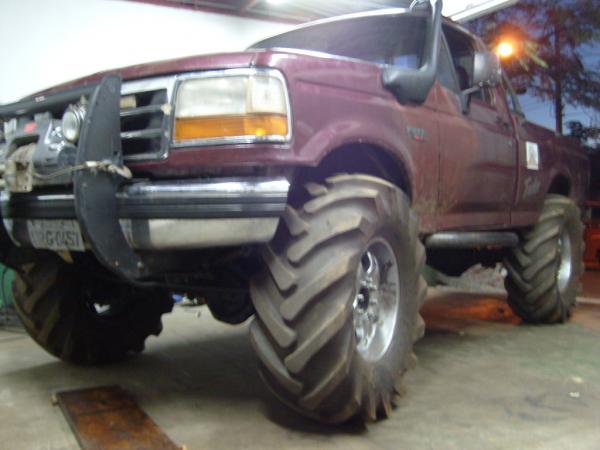 F1000 com eixos da dodge ram pneus 40x16R20 Suspensao com molas e tirante modelo m4x4