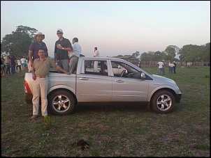 Pantanal!! Aguardando a corrida de burros. 
Dentro da Caamba: Catatau (leiloeiro) de chapu, eu de bon  
Cho: o piloto de um dos avies