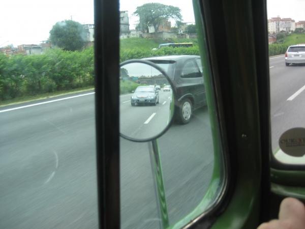 Um olho no volante outro na Estrada,retrovisores novos que coloquei em 2007!!