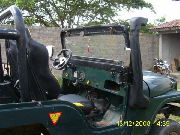 Volante Shutts, Snorkel com logomarca Jeep, retrovisores BLAWER cromados, chaves do caa na cor amarela para farol de milha, ao fundo minha moto XR-Tornado 250cc, pras trilhas.