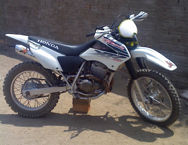 Minha Moto XR-Tornado 250cc, viso lateral, com coroo 52 dentes, puta arrancada, pneus biscoito, infrenta lama como adulta!