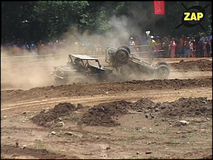 Jeep capota em cima do outro