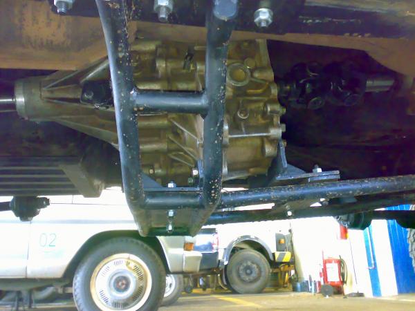 Dakota 4x4 : Reduzida da Nissan Frontier instalada em "balano" por meio se um suporte que faz as veses de proteo da t case.