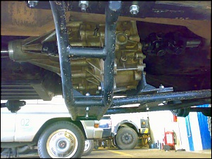 Dakota 4x4 : Reduzida da Nissan Frontier instalada em "balano" por meio se um suporte que faz as veses de proteo da t case.