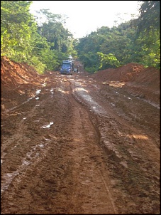 essa terra da lateral  lama que a patrola limpou da estrada