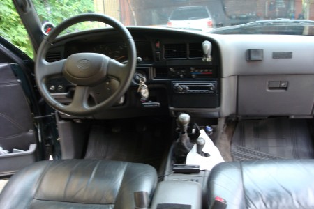 painel com volante forrado em couro cinza