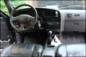 painel com volante forrado em couro cinza