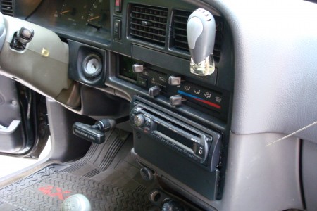 detalhe do som SONY com entrada auxiliar frontal e toca mp3