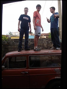 Meus amigos do Forum 4x4, estou postando as fotos de minha futura gaiola, que dentro de poucos meses estara toda suja.... espero poder contar com apoios, criticas e sugestes de todos, pois alm de ser novo no forum, tambm sou novo de gaiola, estou montando essa gaiola comum amigo meu, no temos noo nenhuma de mecnica, funilaria e etc...
Estamos a todo vapos de esperana, mas sem muitos conhecimentos, e por encrivel que parea, estamos indo muito bem, pos ja desmontamos a variant 1973 e ja esta no chassi, e em breve comearei a soldar os tubos.
Por Favor comente, criticando ou elogiando e perguntem, pois assim, nos ajudar.
Obrigado a todos, Abraos