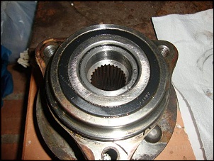 Esse cubo da roda dianteira esquerda comprei para substituir o original que estava roncando mas no durou 10000km e quando abri ele estava desmontado.