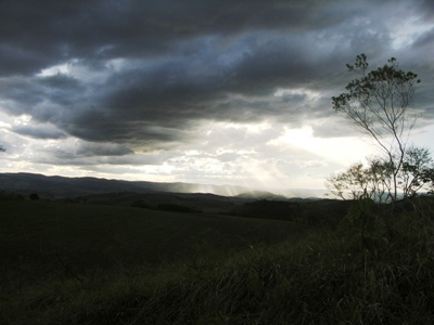 Entardecer sobre Poo Fundo (MG)