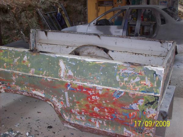 A surpresa 7 camadas de tinta e nada de ferrugem. E no era so na carroceria na lata toda so aporta do carona que nao era original tinha menos tinta curiosamente era a pea que mostrava o maior desgaste e pequenos pontos de ferrugem.