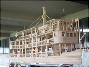 Modelo em madeira de Buriti do Benjamin Guimares. Tem uns trs metros de comprimento.