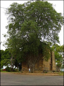 Ruina de Igreja em Barra do Guaicu. Construda pelos Jesutas, esta igreja no foi terminada devido aos ataques constantes do bandeirantes paulistas.