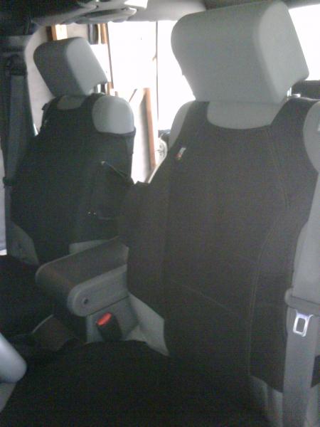 Bancos dianteiros com capa de neoprene.