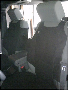 Bancos dianteiros com capa de neoprene.