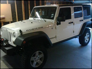 Jeep JK com lift de 3,5" e rodas e pneus originais.