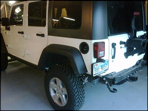 Jeep JK com lift de 3,5" e rodas e pneus originais.