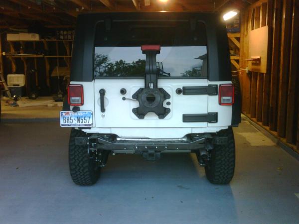Jeep JK com lift de 3,5" e rodas e pneus originais.