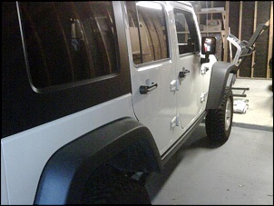 Jeep JK com lift de 3,5" e rodas e pneus originais.