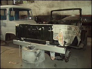 Viso trazeira da pintura do parachoque prata e dobradia da tampa com parafusos alen.