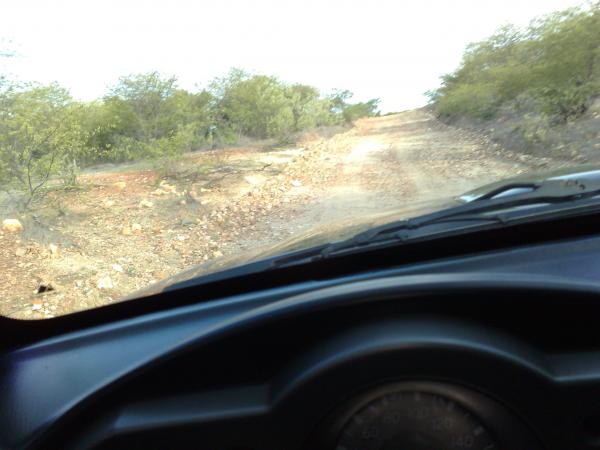 Aqui  a estrada que nos leva at o sitio, bem acidentado, bastante pedras.