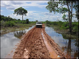 Estrada que d acesso ao rio guapor em Pimenteiras do oeste Rondonia na epoca das aguas s traado passa