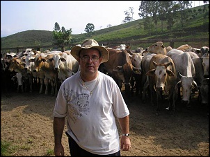 HORA DE PESAR OS BOIZINHOS DE 16 ARROBAS NO MEIO DOS ZOIUDOS PODE ! RSSSS...OLHA LA TRS ME MIRANDO...