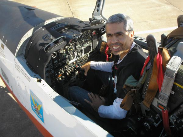 No Cockpit do T-27 tucano.