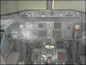 cabine do Fokker F-100. 
Embaada por conta de um acrilico pra evitar a entrada de pessoas. 
Um dia sentado na poltrona desse avio, em 1997 eu...