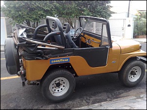 Jeep amarelo ouro
