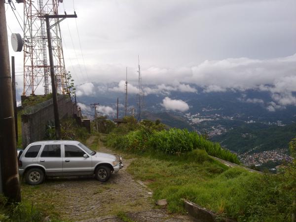 Torres de telecomunicao no Alto Morin a quase 800 metros de altura ,olhem as novem passando la embaixo !!