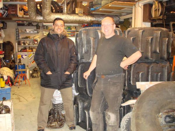 Eu na Suecia com o Hans Maki (http://www.makioffroadracing.se/) piloto de Formula offroad  na oficina dele conhecendo a estrura do Off Road e das competies.