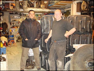 Eu na Suecia com o Hans Maki (http://www.makioffroadracing.se/) piloto de Formula offroad  na oficina dele conhecendo a estrura do Off Road e das...