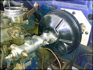 Servo freio do Corcel II e cilindro mestre da Kombi fixado na parede corta fogo.