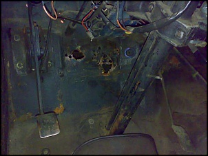 Parede corta fogo por dentro da gabine, antes da adaptao da pedaleira do Opala