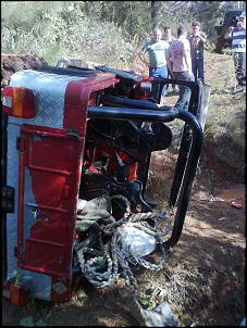 Jipe do Quexinho capota em Lomba Grande