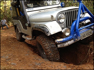 Meu Jeep, CJ5 1977 prata e azul.
Motor 2.3 Ford (OEM);
Caixa 4m (OEM);
TCase T18 (OEM);
Direo (OEM);
Freios (OEM);
Susp. shackle lift 1";
Body lift 2";
Pneus 32x11,5x15" Maxxis BigHorn;
Rodas Mangels 15x7";
Ignio digital MotorSpice DIS 3 ger.;
Cabos vela Accel 8mm;
Tanquel CLA traseiro 60 litros;
Parachoques, estribos, sto.ant., bagageiro, towbar Keko;
Radio PX Cobra 19DX IV;
CD Pioneer 2-6" + 2-6x9" empurrados;
Espaadores AVM 38mm;
Roda-livre AVM;
Guincho Smittybilt XRC 8 Comp.;
Bancos SanMarino concha fixo;
Volante Lotse;
Banco traseiro c/ caixa ferram.;
Capota Atlntida;
3 Faris auxiliares frente + 1 atrs;
Faris Sylvania XtraVision (USA);
Knob de cmbio 4WD (USA).