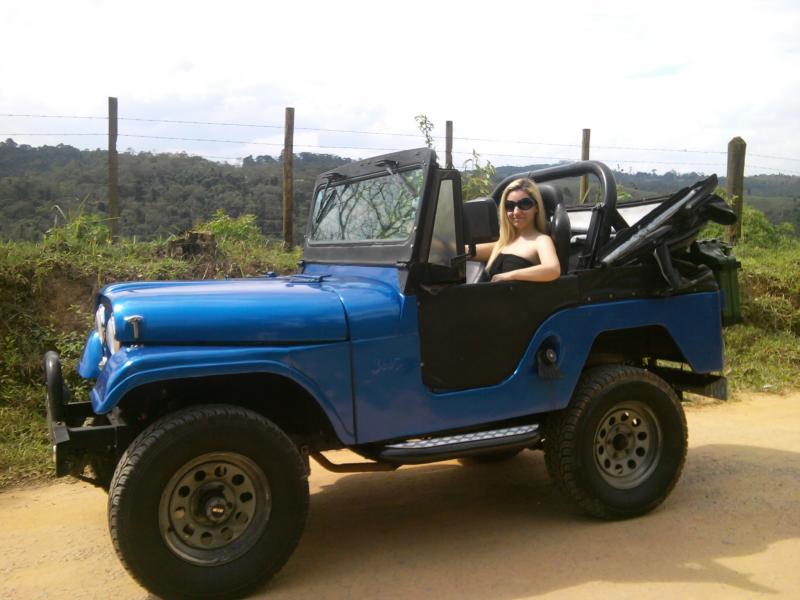 Priscila dando um passeio com o Tosco em uma estradinha de terra  perto de casa.