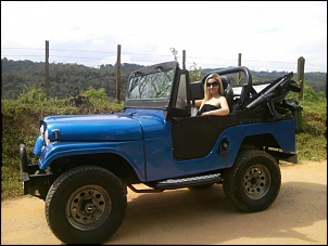 Priscila dando um passeio com o Tosco em uma estradinha de terra  perto de casa.