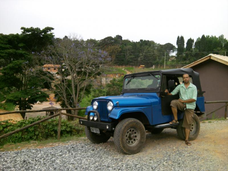 Leandro com o Tosco em uma vincola na Estrada do Vinho em So Roque, SP