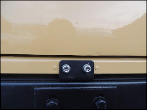 Viso inferior da porta safari com parafusos de inox n o chassis