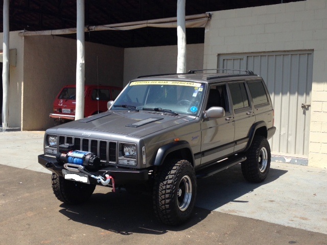 Cherokee Rabujenta 1998
Motor MWM 2.8 Turbo Diesel,
Cambio Aut. original
Kit MXV 3" Amortecedores Off Shox
Pneus MTR Wangler, Kevlar, 31x10,5R15, PArachoque RC 4x4, 
Guincho ZHME 15.000, com Cabo Sintetico.