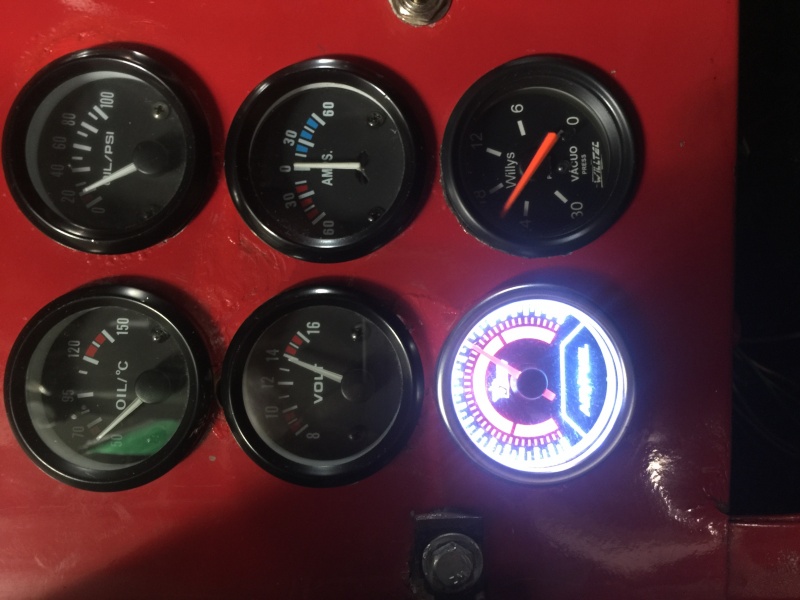 Foto do painel, lado do motorista, ficou de lado... Mas :
Temperatura do leo, Presso do leo, Tenso da bateria, Amperagem de carga/descarga da bateria, medio de vcuo do motor e medio de mistura ar/combustivel