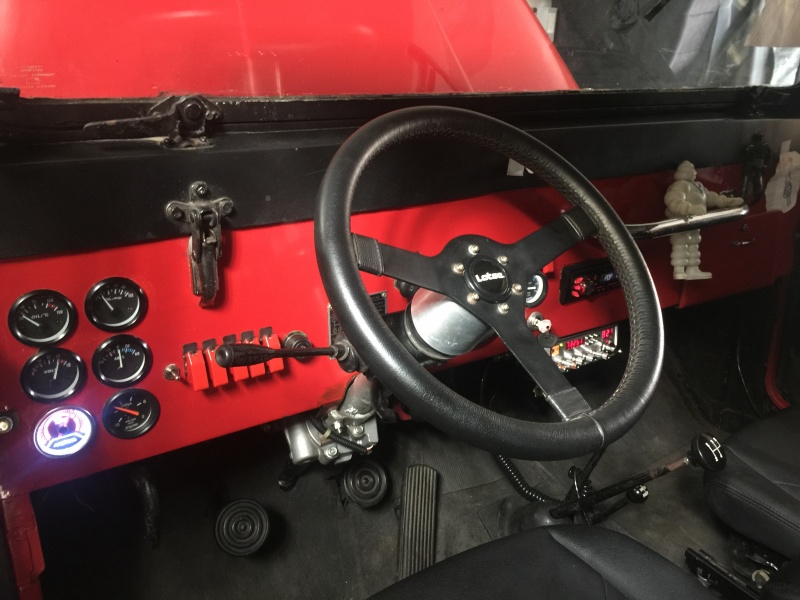 Painel do Jeep, tive que adicionar estes relgios porque o antigo dono fez varias furos desalinhados, ento adicionei os relgios e as chaves que ligam os acessrios.