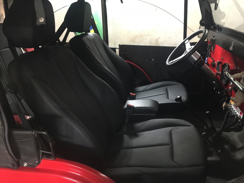 Foto dos bancos, Bancos de couro da BMW 320i 2013 com ajustes eltricos.