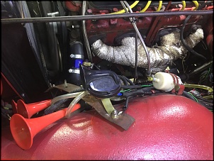 Foto do coletor com manta de isolao trmica. Ajuda a manter o cofre do motor mais frio, mas como  de fibra de vidro, machuca a gente na hora de...