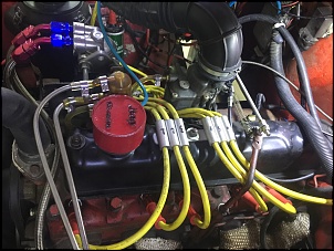 Foto de cima do motor, com os suportes dos cabos de vela, a tampa do leo que fiz uma capa com com a inscrio Jeep, e leo 20W50 - Que  o leo que...